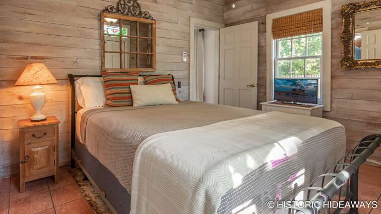 Front / Guest Bedroom