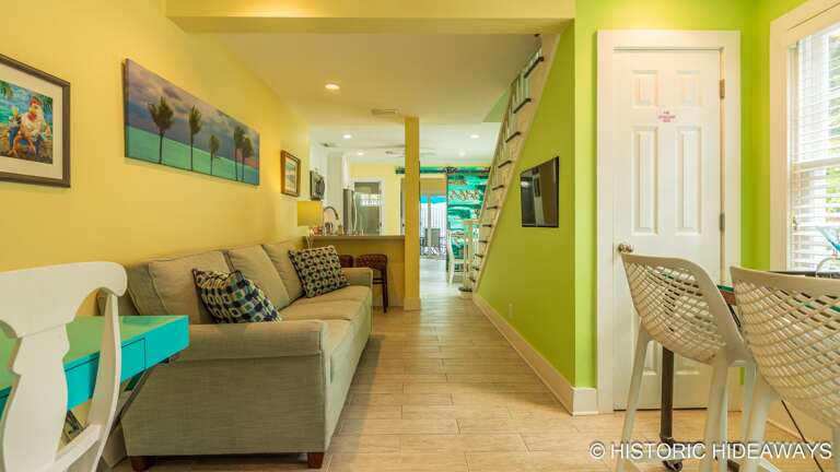 Front TV / Sitting Nook