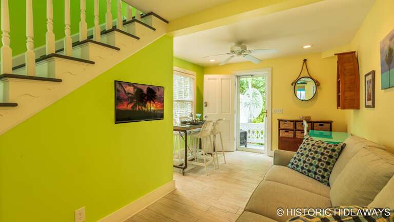 Front TV / Sitting Nook