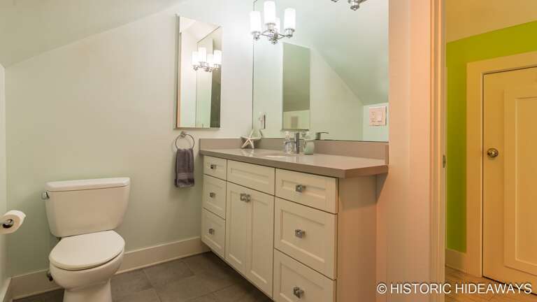 Master Bathroom (Upstairs)