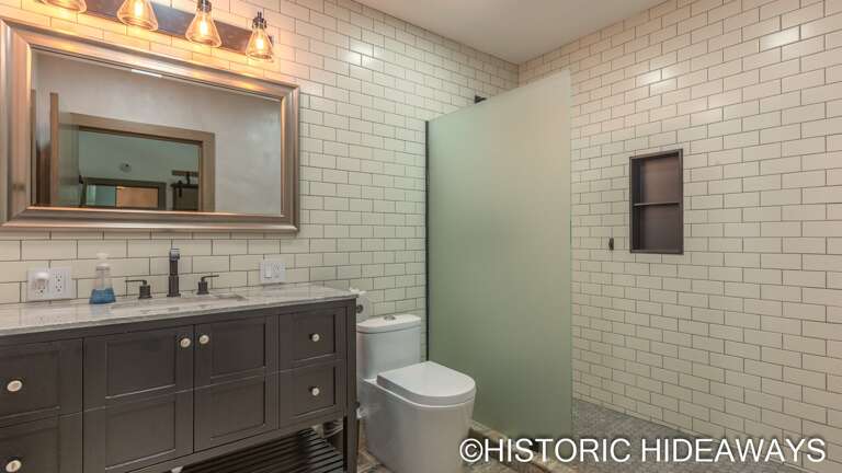 Queen Bedroom Bathroom